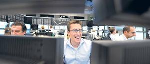 Der Anfang war gut. Am Mittwochmorgen hellten sich die Gesichter der Frankfurter Aktienhändler auf – der Dax stieg um drei Prozent. Doch von Trendwende war dann doch keine Spur. Bis zum Abend rutschten die Kurse wieder tief ins Minus. Foto: dapd