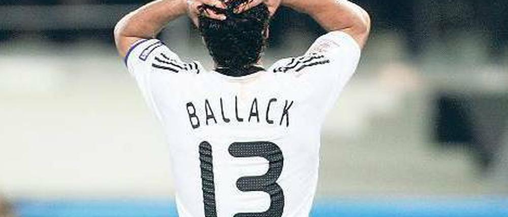 Michael Ballack galt jahrelang als bester Spieler Deutschlands. Nun wurde er aus der Nationalmannschaft ausgebootet. 