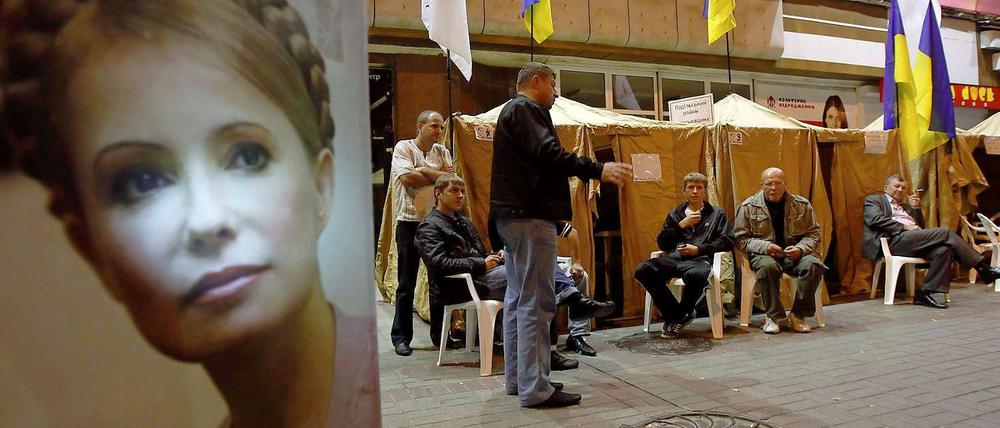 Spätsommer 2011: Vor dem Gerichtsgebäude demonstrieren Timoschenko-Sympathisanten gegen den Prozess. Timoschenko wird trotz der Proteste zu sieben Jahren Haft verurteilt. Der Vorwurf: Amtsmissbrauch.