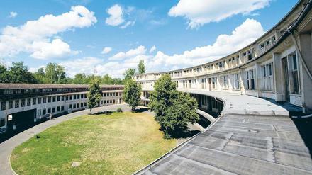 Olympisches Oval. Rund 4000 Sportler haben 1936 während der Spiele in Elstal gewohnt. Schon am ersten Ausstellungstag war das Interesse der Besucher groß. Foto: dapd/Klaus-Dietmar Gabbert