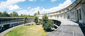 Olympisches Oval. Rund 4000 Sportler haben 1936 während der Spiele in Elstal gewohnt. Schon am ersten Ausstellungstag war das Interesse der Besucher groß. Foto: dapd/Klaus-Dietmar Gabbert