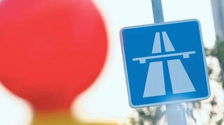 Geduld, bitte! Avus: dichter oder zähfließender Verkehr in Richtung Hüttenweg und Spanische Allee. Steglitz Richtung Schöneberg: Stau tagtäglich. Auf Berliner Baustellen herrschen ordentliche Arbeitszeiten, daher dauert manche Maßnahme etwas länger.