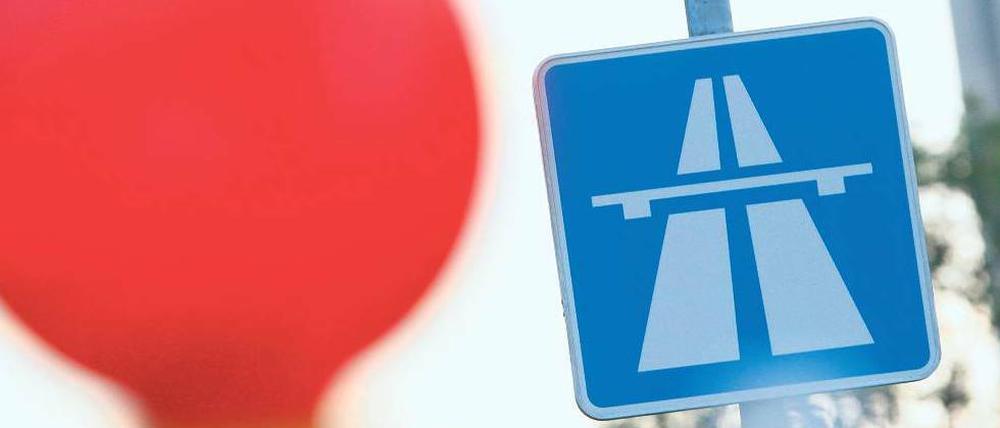 Geduld, bitte! Avus: dichter oder zähfließender Verkehr in Richtung Hüttenweg und Spanische Allee. Steglitz Richtung Schöneberg: Stau tagtäglich. Auf Berliner Baustellen herrschen ordentliche Arbeitszeiten, daher dauert manche Maßnahme etwas länger.