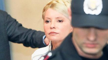 Renitent. Die frühere Regierungschefin Julia Timoschenko Ende Juni bei einer Anhörung vor Gericht. Den Gerichtspräsidenten beschimpfte sie als Hampelmann. Foto: dpa