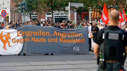 Demonstranten gegen die NPD in der Seelenbinderstraße in Köpenick.