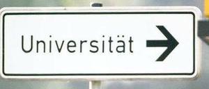 Wegweiser. Abiturienten, die am NC gescheitert sind, stehen noch viele Wege zum Studienplatz offen. 