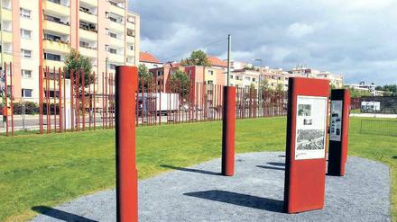 Nachgestellt. Auf dem ehemaligen Grenzstreifen an der Bernauer Straße geben Infotafeln Auskunft über die Geschichte. Foto: Davids