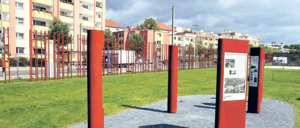 Nachgestellt. Auf dem ehemaligen Grenzstreifen an der Bernauer Straße geben Infotafeln Auskunft über die Geschichte. Foto: Davids