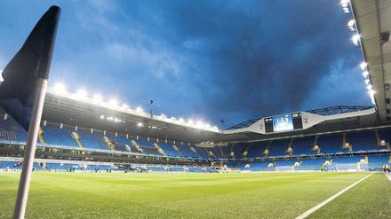 Dunkle Wolken über der White Hart Lane. Das Stadion im Norden Londons soll neu gebaut werden, um dadurch Anschluss an die City zu bekommen. Foto: Imago