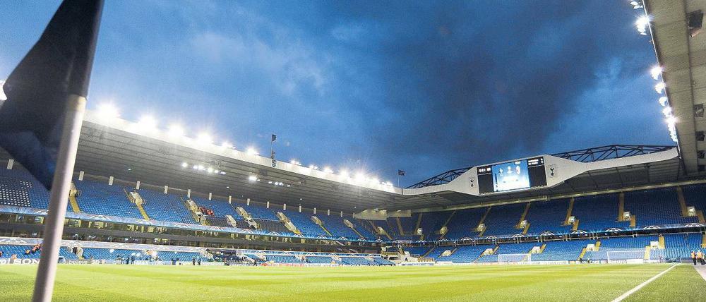 Dunkle Wolken über der White Hart Lane. Das Stadion im Norden Londons soll neu gebaut werden, um dadurch Anschluss an die City zu bekommen. Foto: Imago