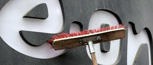 Die Energiewende stellt Konzerne wie Eon vor Herausforderungen. Nun hat Deutschlands größter Stromversorger angekündigt, mittelfristig 11000 Stellen abzubauen.