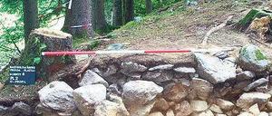 Mächtig. Drei Meter breit ist das freigelegte Fundament der Befestigungsmauer auf dem Plateau des Bartholomäberges.