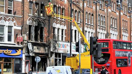 Aufräumarbeiten in London. Inzwischen haben sich die Krawalle in andere Städte Englands verlagert.