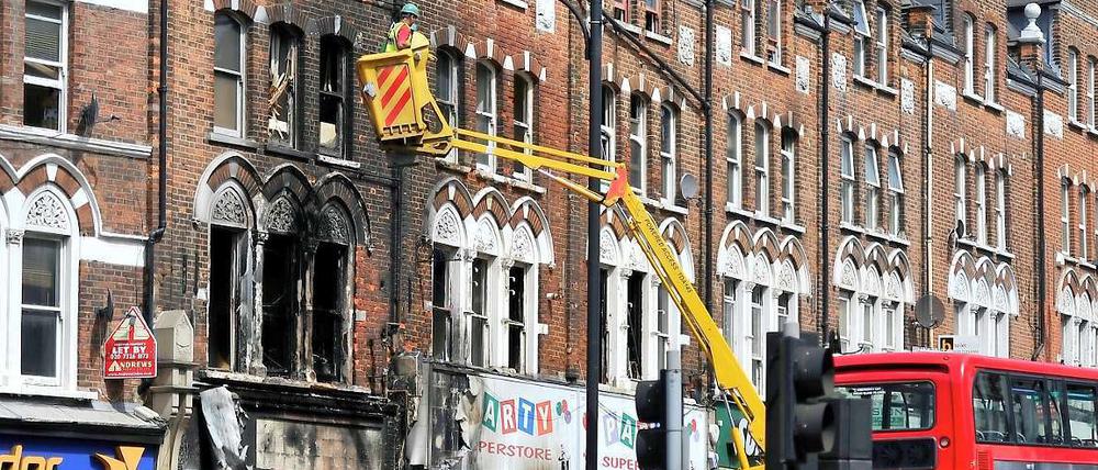 Aufräumarbeiten in London. Inzwischen haben sich die Krawalle in andere Städte Englands verlagert.