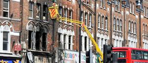 Aufräumarbeiten in London. Inzwischen haben sich die Krawalle in andere Städte Englands verlagert.