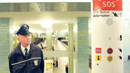 Säule der Sicherheit. Die BVG rüstet gegen Gewalttäter auf. Foto: dpa