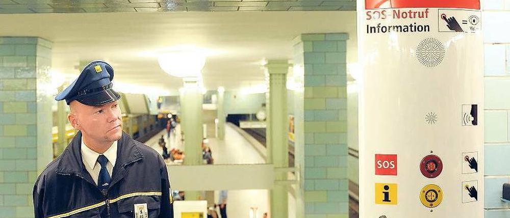 Säule der Sicherheit. Die BVG rüstet gegen Gewalttäter auf. Foto: dpa
