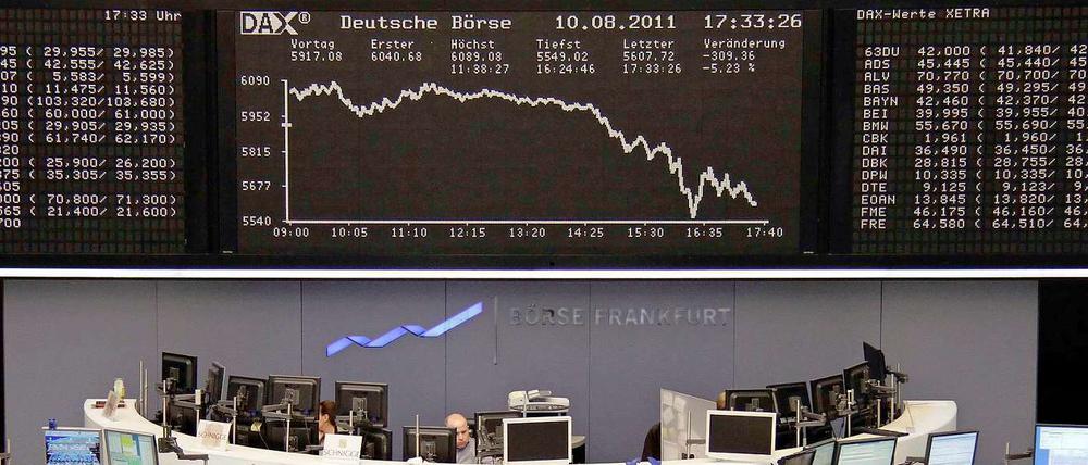 Erst hoch, dann doch die wieder nach unten. Der DAX hat sich am Mittwoch nur kurzzeitig erholen können.