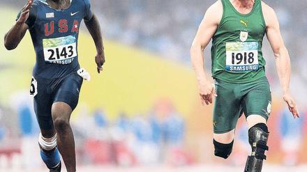 Nicht zu stoppen. Der Südafrikaner Oscar Pistorius gewinnt einen seiner Titel bei den Paralympics 2008 in Peking. Bei der Leichtathletik-WM im August in Südkorea darf er nach vielen Bemühungen gegen Nichtbehinderte laufen. Foto: dpa