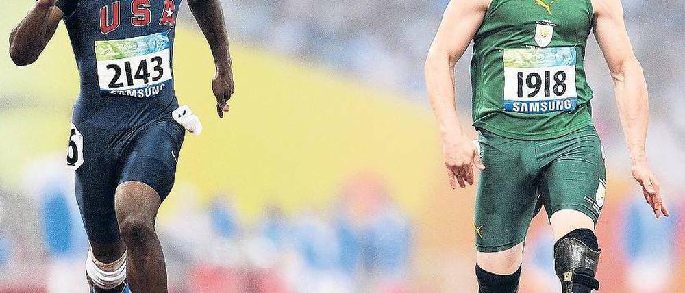 Nicht zu stoppen. Der Südafrikaner Oscar Pistorius gewinnt einen seiner Titel bei den Paralympics 2008 in Peking. Bei der Leichtathletik-WM im August in Südkorea darf er nach vielen Bemühungen gegen Nichtbehinderte laufen. Foto: dpa