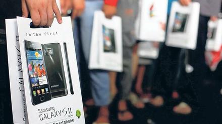 Erst in den realen Smartphone-Laden, dann zum App-Store ins Netz. Stiftung Warentest hat zehn Shops für Handy-Apps durchleuchtet – mit ernüchterndem Ergebnis. Foto: Reuters
