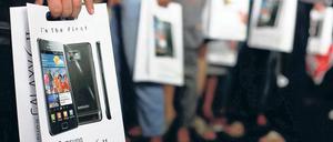 Erst in den realen Smartphone-Laden, dann zum App-Store ins Netz. Stiftung Warentest hat zehn Shops für Handy-Apps durchleuchtet – mit ernüchterndem Ergebnis. Foto: Reuters