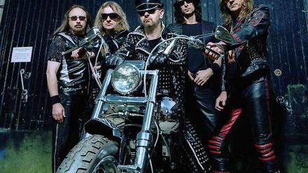 Leder, Nieten, lange Haare. Judas Priest gehörten zu den Wegbereitern des "New Wave of British Heavy Metal" und des entsprechenden Images.