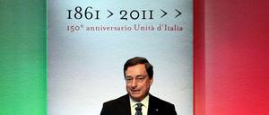 Bald der Hüter des Euro. Mario Draghi, hier bei einer Rede in Rom, gilt als herausragender Experte. In knapp drei Monaten rückt der Italiener zum Präsidenten der Europäischen Zentralbank auf – die jetzt Staatsanleihen seiner überschuldeten Heimat kauft.