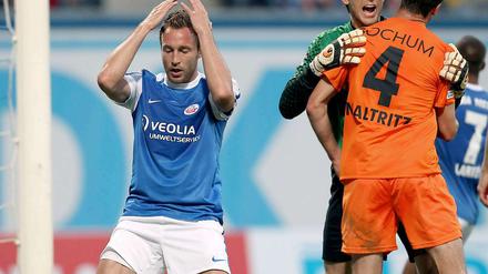 Wieder nichts. Rostocks Tino Semmer (l.) kann sein Pech nicht fassen.