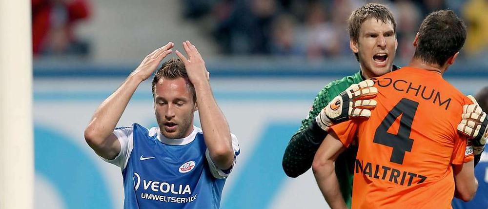 Wieder nichts. Rostocks Tino Semmer (l.) kann sein Pech nicht fassen.