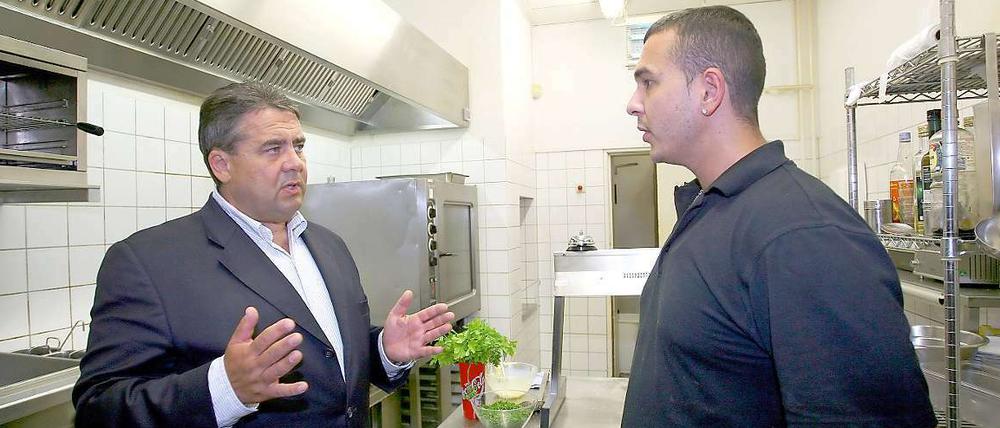 Wenige Stunden vor seinem Besuch in Zehlendorf: Gabriel spricht mit einem Azubi in einer Ausbildungseinrichtung für sozial benachteiligte Jugendliche.
