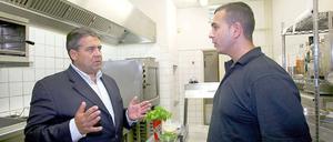 Wenige Stunden vor seinem Besuch in Zehlendorf: Gabriel spricht mit einem Azubi in einer Ausbildungseinrichtung für sozial benachteiligte Jugendliche.