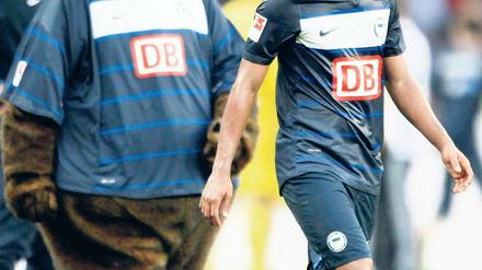 Bär und er. Maskottchen Herthinho tröstet Raffael, der mit Turban nach dem 0:1 gegen Nürnberg vom Platz schleicht.