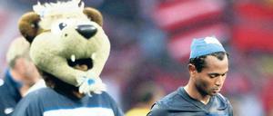 Bär und er. Maskottchen Herthinho tröstet Raffael, der mit Turban nach dem 0:1 gegen Nürnberg vom Platz schleicht.