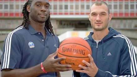 Sie halten zusammen - den Ball: Alba Berlins Neuzugänge Torin Francis (links) und Marko Simonovic.