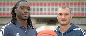 Sie halten zusammen - den Ball: Alba Berlins Neuzugänge Torin Francis (links) und Marko Simonovic.