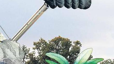 Anker in der Luft. Die Königin der Nacht (Chelsey Schill) wird auf einem Kran hoch in den sich verdunkelnden Himmel gehoben. Foto: Eventpress