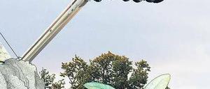 Anker in der Luft. Die Königin der Nacht (Chelsey Schill) wird auf einem Kran hoch in den sich verdunkelnden Himmel gehoben. Foto: Eventpress