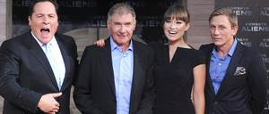 Zwischenlandung in Berlin: Regisseur Jon Favreau und die Schauspieler Harrison Ford, Olivia Wilde und Daniel Craig (von links).