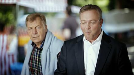 Was macht der denn da? Eberhard Diepgen (li.) huscht kurz durchs Bild, als Frank Henkel eine Kirsche isst.