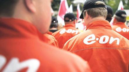 Kopf hoch. Noch ist nichts endgültig entschieden, sagte Eon-Chef Johannes Teyssen. Allerdings muss er in den kommenden Tagen und Wochen mit Kundgebungen der Mitarbeiter rechnen – wie hier im Juni 2009 vor der Düsseldorfer Zentrale. Foto: picture alliance / dpa