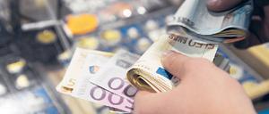 Geld- oder Sachwert? Noch halten die Scheine, was sie versprechen. Aber wird das so bleiben? 