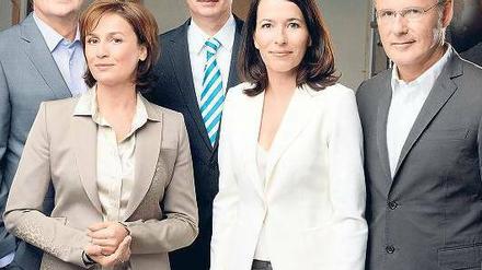 Das Quintett. An fünf Abenden in der Woche zeigt die ARD ab September Talkshows. Günther Jauch (m.) mit seinen neuen Kollegen Sandra Maischberger (2.v.l), Anne Will (2.v.r.), Frank Plasberg (l.) und Reinhold Beckmann (r.). Foto: ARD/Marco Grob