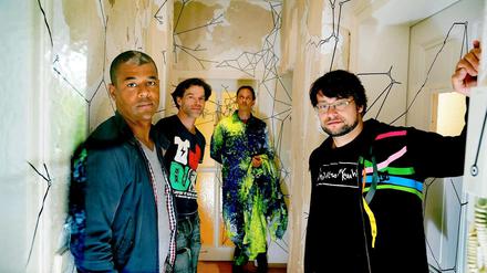 Im Netz. Ernest Hausmann, Johannes Brandrup, Ingolf Keiner und Michael Seemann (v. l.) bespielen 300 Tage lang das Abrisshaus in der Kastanienallee 64. 