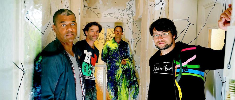 Im Netz. Ernest Hausmann, Johannes Brandrup, Ingolf Keiner und Michael Seemann (v. l.) bespielen 300 Tage lang das Abrisshaus in der Kastanienallee 64.