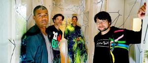 Im Netz. Ernest Hausmann, Johannes Brandrup, Ingolf Keiner und Michael Seemann (v. l.) bespielen 300 Tage lang das Abrisshaus in der Kastanienallee 64. 