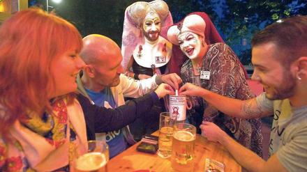 Bitte recht freundlich. Die Ehrenamtlichen sammeln auch Spenden für Aids-Hilfsprojekte.