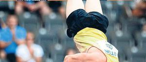 Hoch gesprungen, tief gefallen. Björn Ottos übersprungene 5,80 Meter von Landau werden nicht anerkannt, weil der Anlauf zuvor nicht geprüft wurde. Foto: ddp