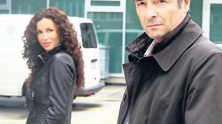 Einen Erpresser sollen Kommissar Reto Flückiger (Stefan Gubser) und die amerikanische Austauschpolizistin Abby Lanning (Sofia Milos) jagen – und kommen sich dabei näher. Doch auch ihre Liebsszene musste überarbeitet werden. Foto: SWR/SF/Thomi Studhalter