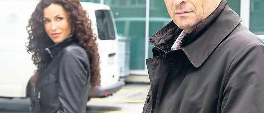 Einen Erpresser sollen Kommissar Reto Flückiger (Stefan Gubser) und die amerikanische Austauschpolizistin Abby Lanning (Sofia Milos) jagen – und kommen sich dabei näher. Doch auch ihre Liebsszene musste überarbeitet werden. Foto: SWR/SF/Thomi Studhalter
